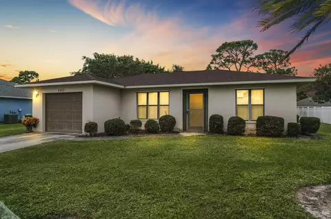2425 SE Rival Ave, Port Saint Lucie, FL 34952