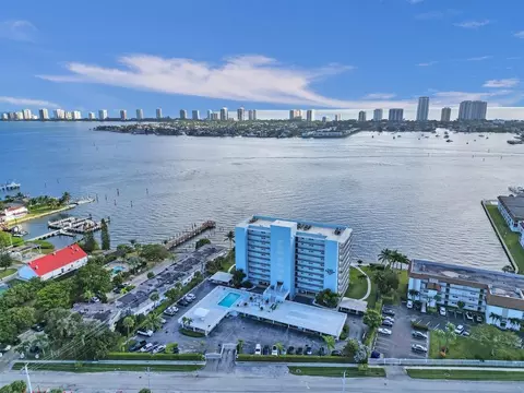 3040 Lake Shore Dr #605, Riviera Beach, FL 33404