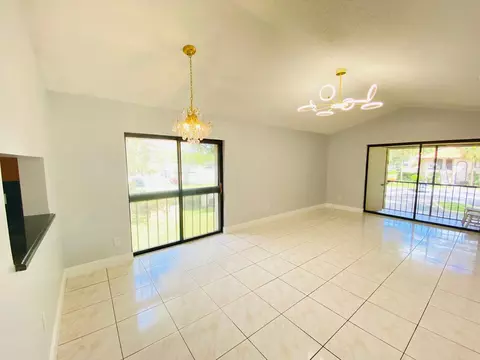 301 E Club Cir #207, Boca Raton, FL 33487