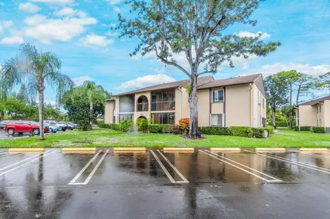 402 Pine Glen Ln #D-2, Greenacres, FL 33463