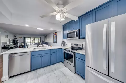 310 Lakeview Dr #102, Weston, FL 33326