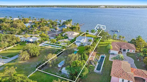 896 NE Sumner Ave, Jensen Beach, FL 34957