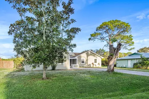 633 NE Larkspur Ln, Port Saint Lucie, FL 34953