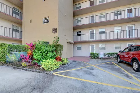 225 Bonnie Blvd #310, Palm Springs, FL 33461