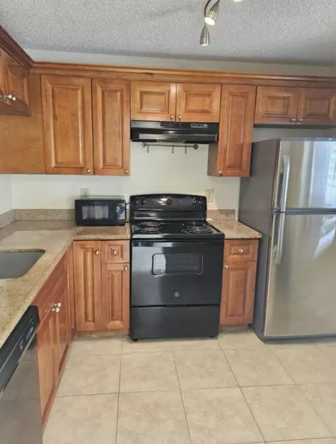 140 NW 93rd Ave #105, Pembroke Pines, FL 33024