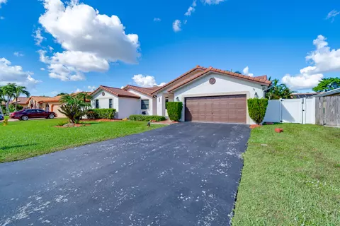 15823 Stonetower St, Davie, FL 33331