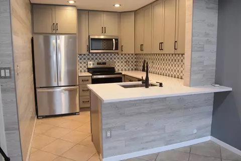 9570 SW 3rd St, Pembroke Pines, FL 33025