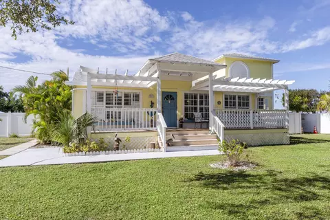 475 Seabrook Rd, Tequesta, FL 33469