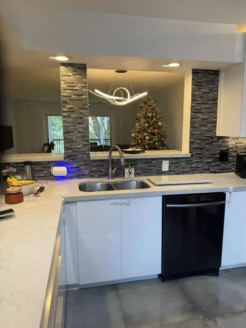 2214 S Cypress Bend Dr #207, Pompano Beach, FL 33069