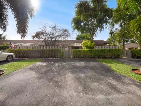 5217 E Lakes Dr, Pompano Beach, FL 33064