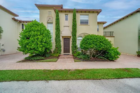 129 Via Poinciana Ln, Boca Raton, FL 33487