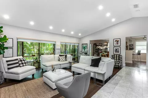 6874 Villas Dr W, Boca Raton, FL 33433
