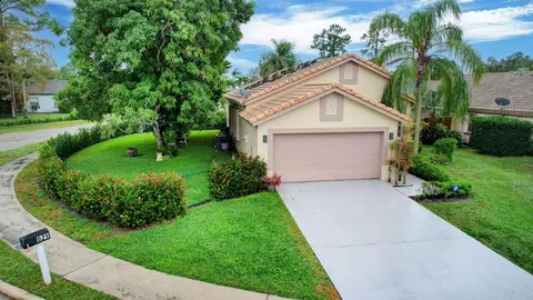 621 Lake Wellington Dr, Wellington, FL 33414