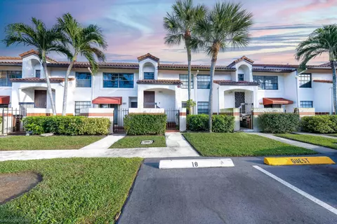 205 Lincoln Ct, Deerfield Beach, FL 33442