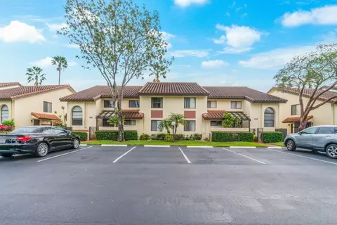 10279 N Circle Lake Dr #201, Boynton Beach, FL 33437