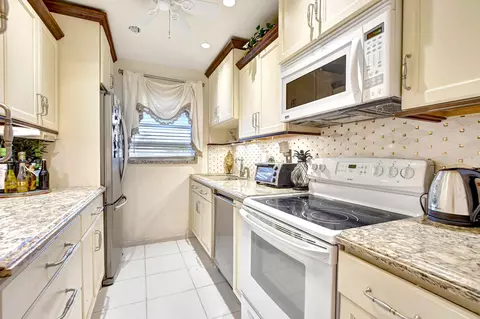 1105 Circle Ter W #A, Delray Beach, FL 33445