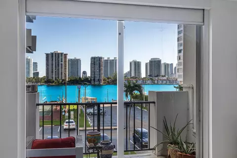 2750 NE 183rd St #301, Aventura, FL 33160