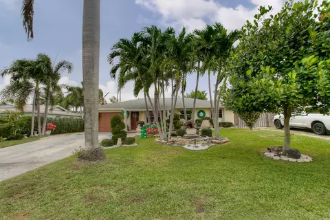 697 Mallard Dr, Delray Beach, FL 33444