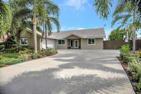 5040 King Arthur Ave, Davie, FL 33331