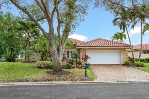 16 Oaks Ln, Boynton Beach, FL 33436
