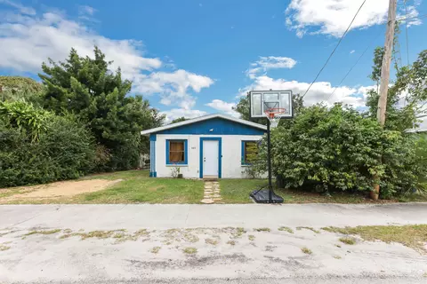 8493 SE Date St, Hobe Sound, FL 33455