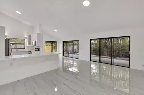 6 Baytree Cir, Boynton Beach, FL 33436