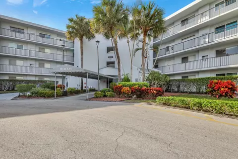 3425 Via Poinciana #207, Lake Worth, FL 33467