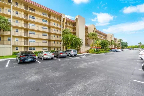 3661 Via Poinciana #207, Lake Worth, FL 33467