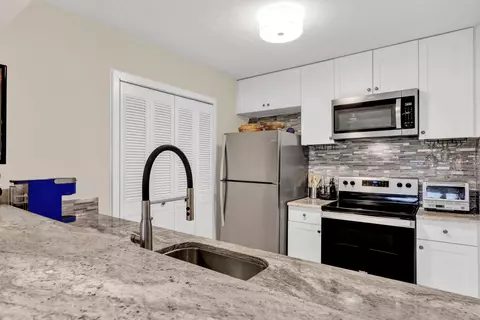 22 Plantation Dr #203, Vero Beach, FL 32966