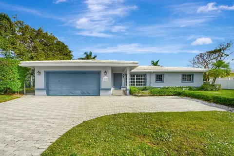 7512 Edgewater Cir, Lake Clarke Shores, FL 33406