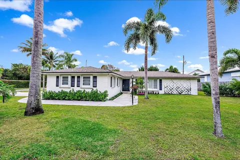 9215 SE Mercury St, Hobe Sound, FL 33455