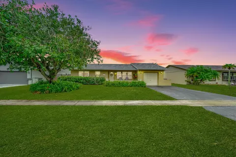 9483 Saddlebrook Dr, Boca Raton, FL 33496