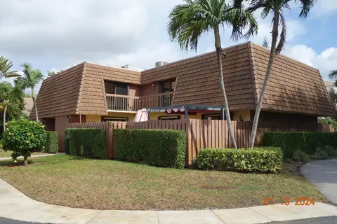 7 Atrium Cir #B, Atlantis, FL 33462