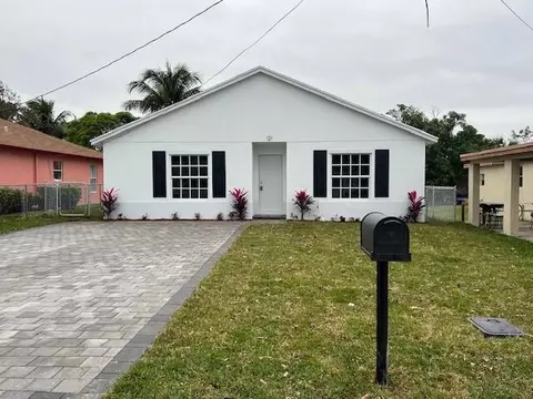 121 NE 13th Ave, Boynton Beach, FL 33435