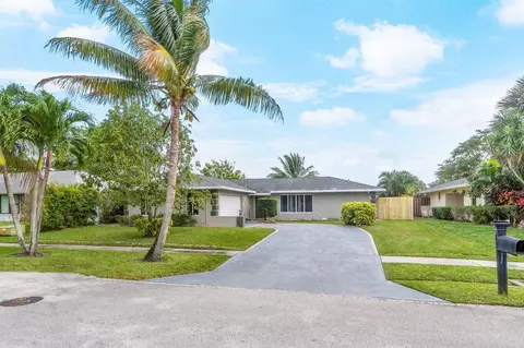 208 Lochmore Rd, Riviera Beach, FL 33407