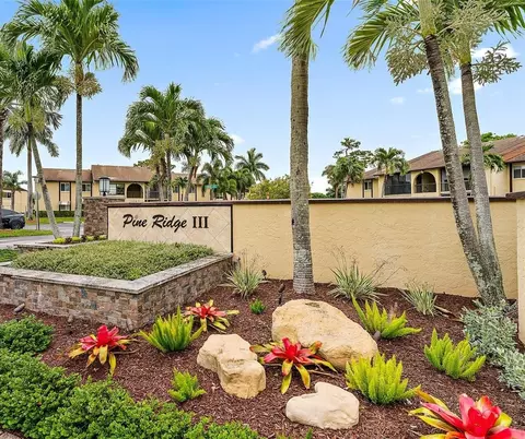 302 Pine Ridge Cir #D-2, Greenacres, FL 33463