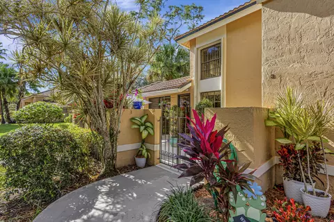 374 Prestwick Cir #3, Palm Beach Gardens, FL 33418