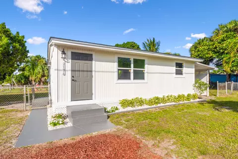 2136 SE Alhambra Ave, Stuart, FL 34994 photo 1