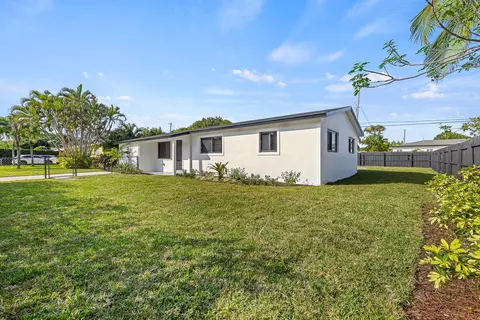 131 SE 27th Way, Boynton Beach, FL 33435