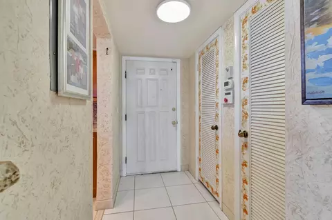 100 Paradise Harbour Blvd #104, North Palm Beach, FL 33408