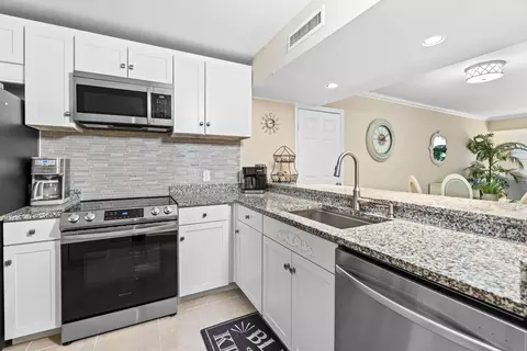 3636 Whitehall Dr #106, West Palm Beach, FL 33401