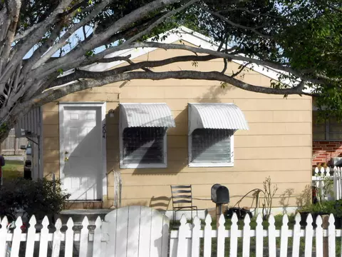 204 S E St, Lake Worth, FL 33460