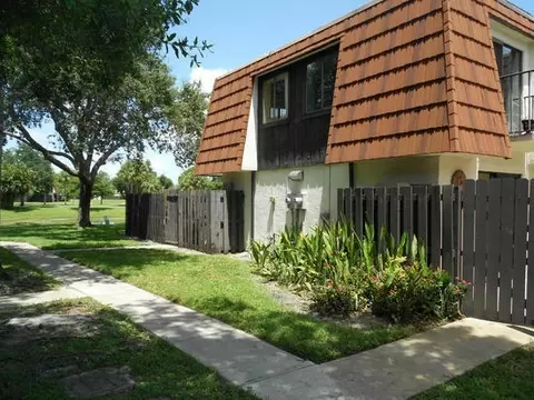 2201 White Pine Cir #D, Greenacres, FL 33415