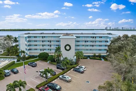 60 Yacht Club Dr #202, North Palm Beach, FL 33408
