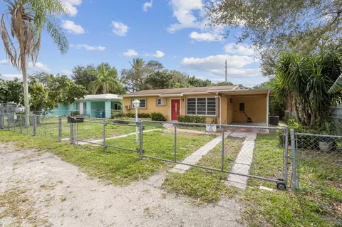 320 NE 164th St, Miami, FL 33162