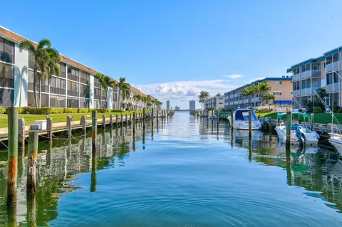 236 Castlewood Dr #305, North Palm Beach, FL 33408