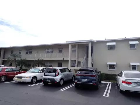 306 Circle Dr S #202, Boynton Beach, FL 33435