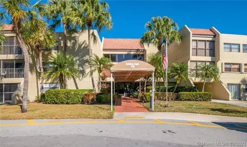 220 Lakeview Dr #209, Weston, FL 33326