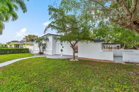 124 SW 8th Ct, Delray Beach, FL 33444