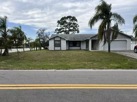 592 SE Crescent Ave, Port Saint Lucie, FL 34952